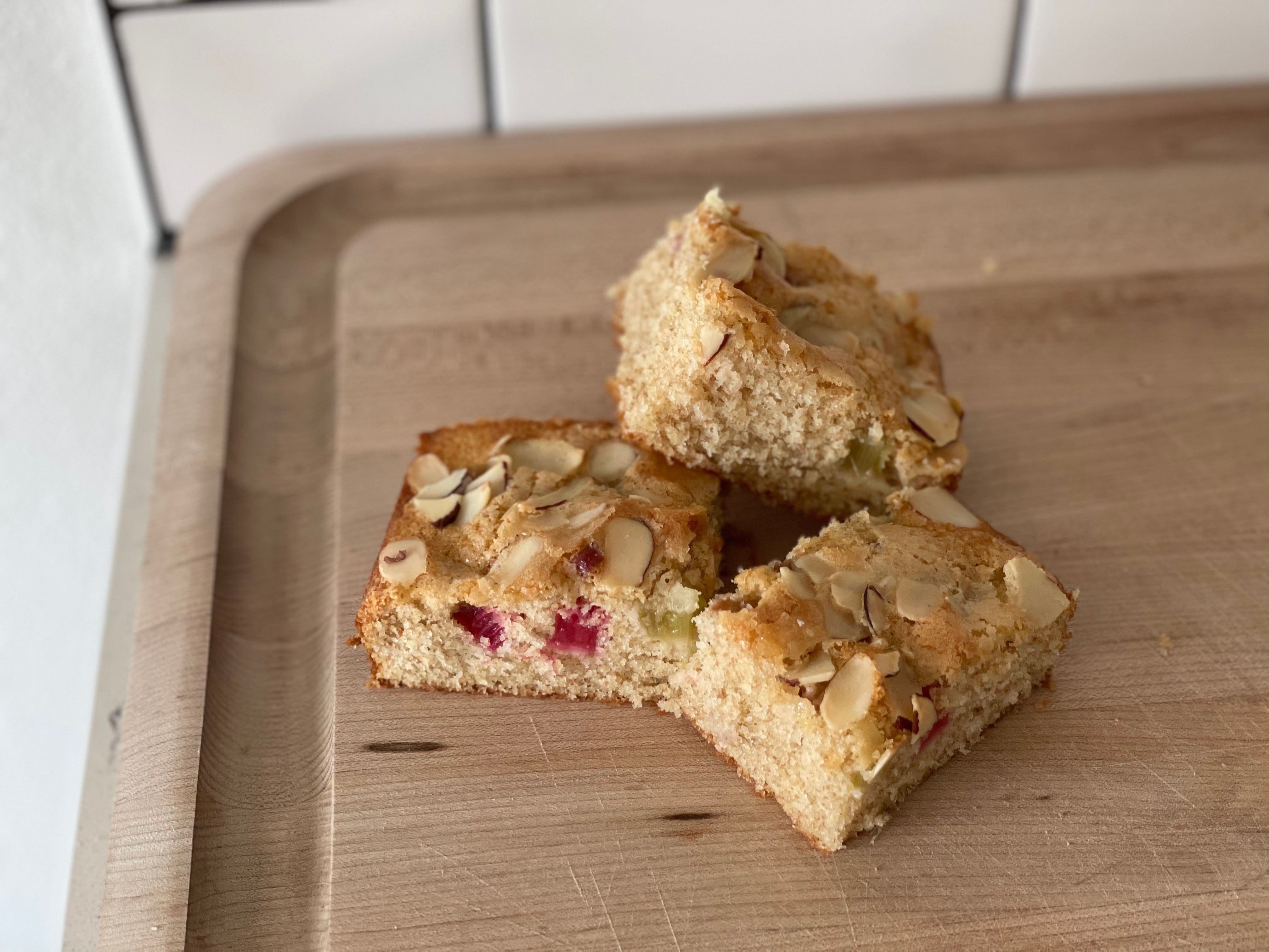 Simple rhubarb cake with spelt flour.